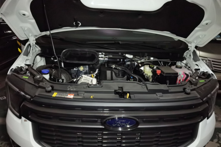 福特 全顺T8 2024款 T8 2.3T柴油自动短轴中顶6座多功能版3/3局部细节24