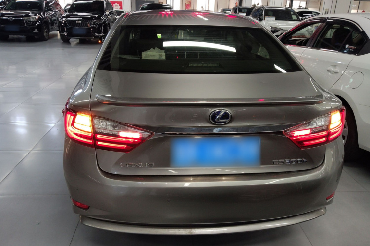 雷克萨斯ES 2015款 300h 舒适版车身外观6