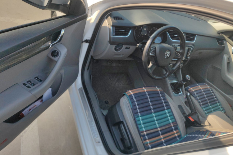 斯柯达 明锐 2015款 1.6L 手动逸俊版中控内饰20