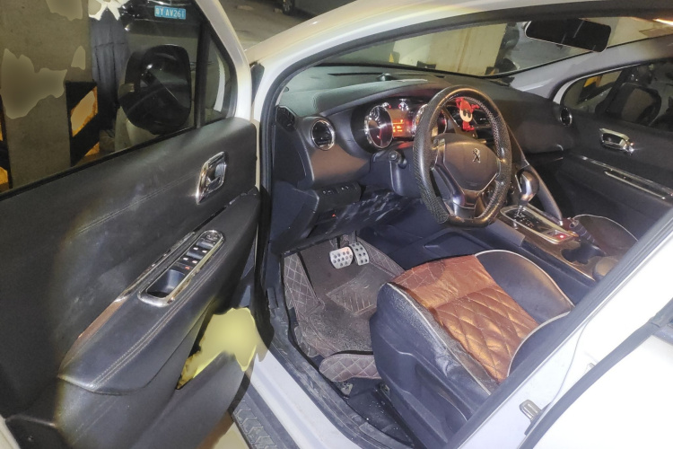 标致3008 2013款 2.0L 自动经典版中控内饰7003