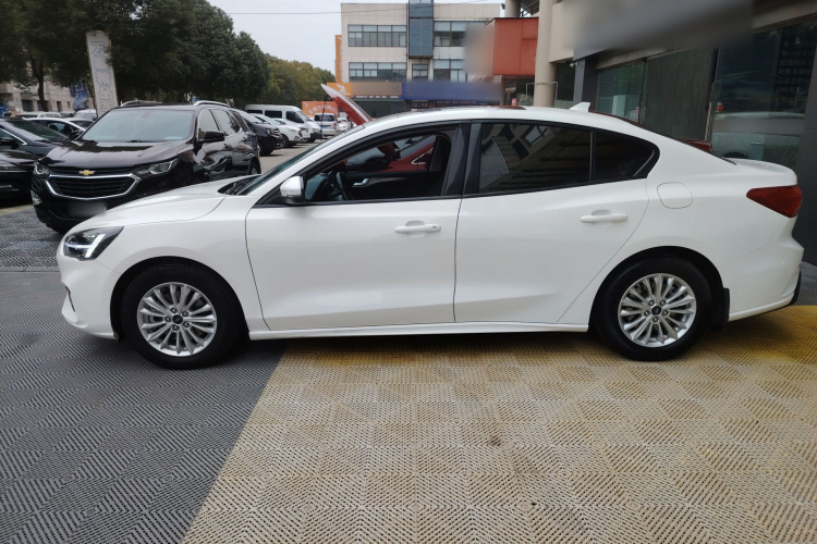 福特 福克斯 2020款 三厢 EcoBoost 180 自动锋潮型车身外观4