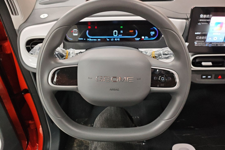 吉利银河 2025款 210km 熊猫骑士中控内饰13