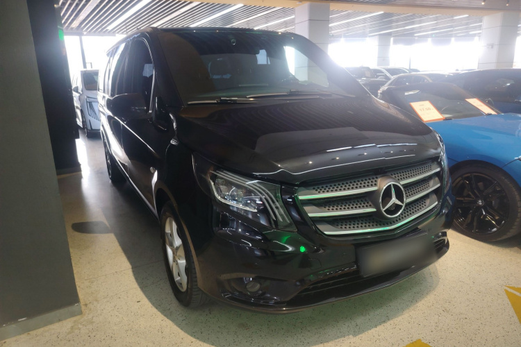 奔驰 威霆 2020款 2.0T 精英版 7座车身外观3