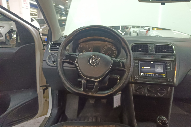 大众 Polo 2016款 1.4L 手动风尚型中控内饰13