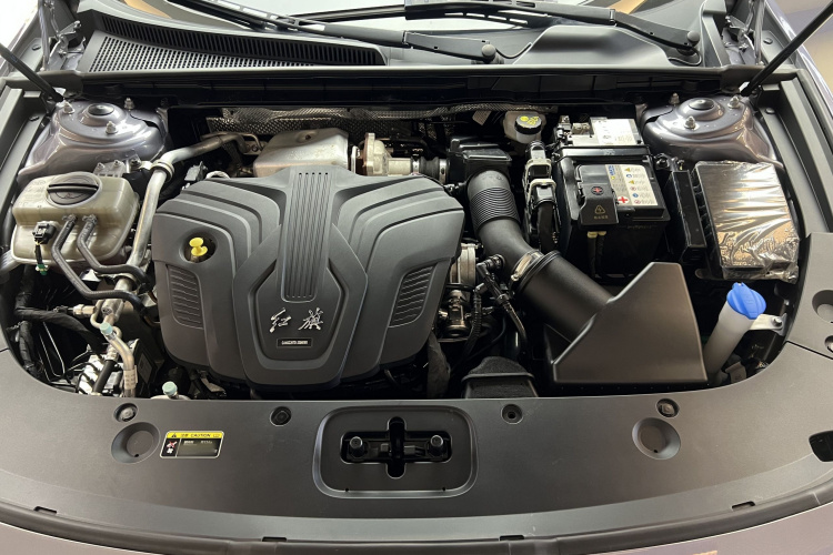 红旗H5 2023款 2.0T 自动智联旗享版中控内饰7011