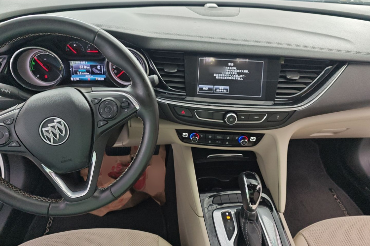 别克 君威 2017款 30H 精英型中控内饰12