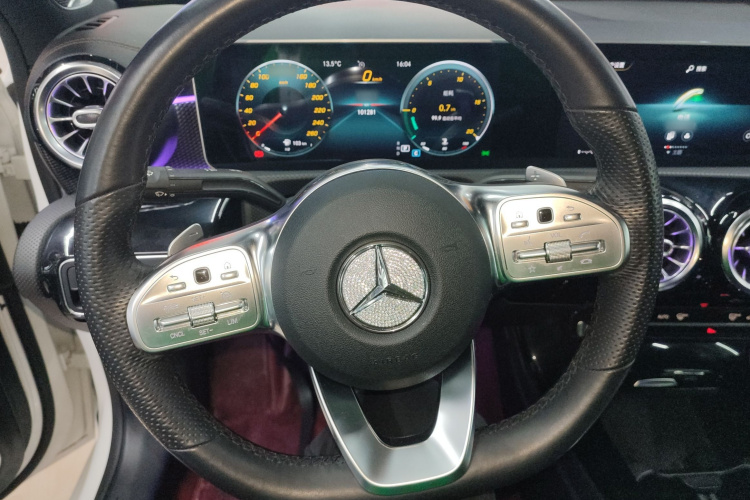 奔驰A级 2019款 A 200 L 运动轿车中控内饰13