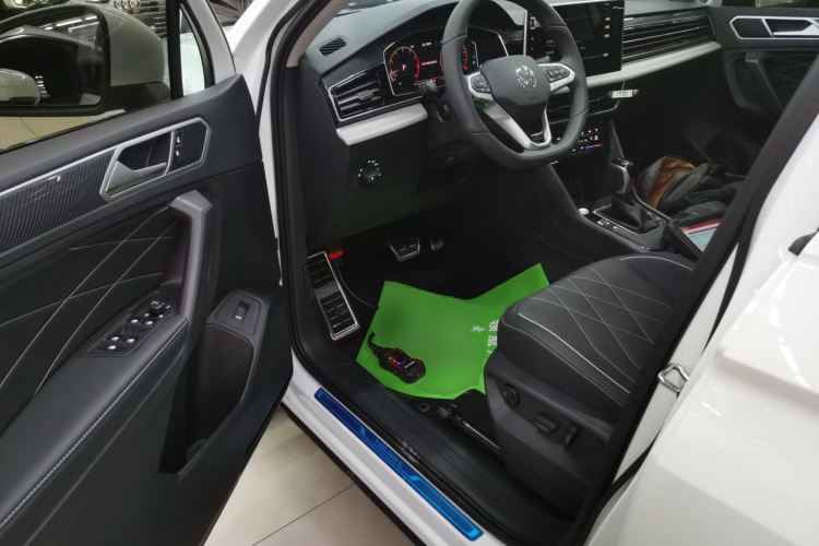 大众 途观L 2025款 出众款 330TSI 自动两驱R-Line龙耀版中控内饰20