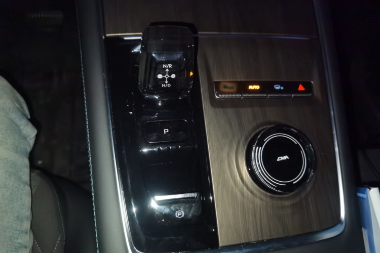 吉利汽车 星越L 2025款 东方曜 2.0TD 自动揽星版局部细节18