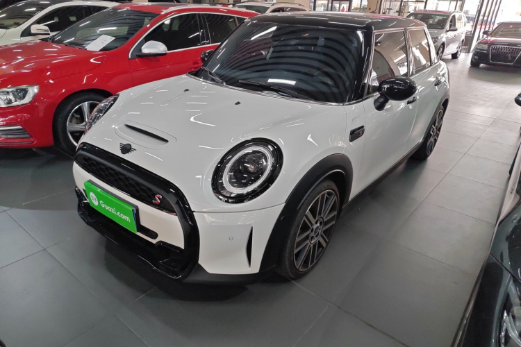 MINI 2023款 改款 2.0T COOPER S 艺术家 五门版车身外观1