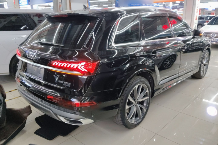 奥迪Q7 2023款 55 TFSI quattro S line运动型车身外观7