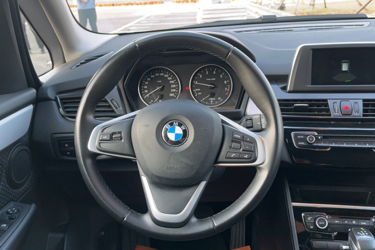 宝马2系多功能旅行车 2015款 218i 领先型中控内饰7004