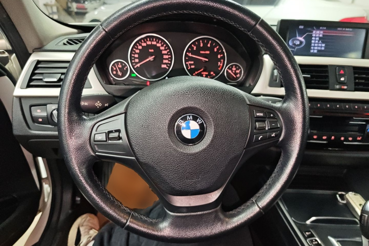 宝马3系 2016款 316Li 时尚型中控内饰13