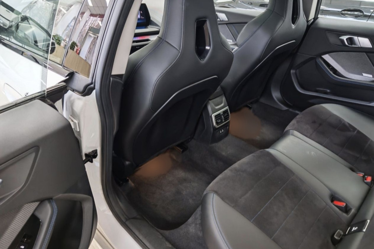 宝马2系 2025款 225L M运动曜夜套装中控内饰7015