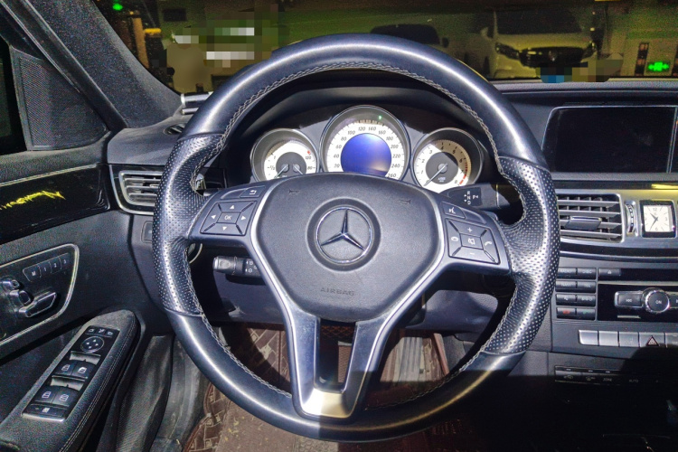 奔驰E级 2015款 E 260 L 运动型中控内饰13