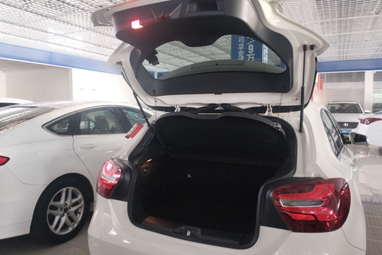 奔驰A级(进口) 2016款 A 200 时尚型机舱底盘23