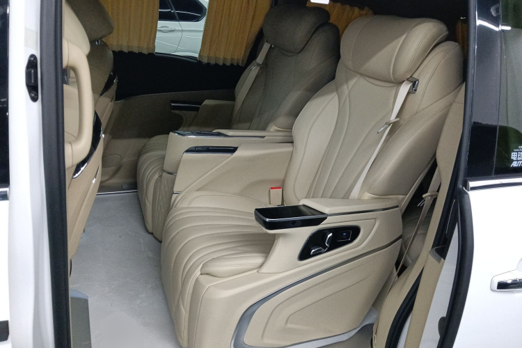 别克GL8 2023款 改款 陆上公务舱 豪华型中控内饰21