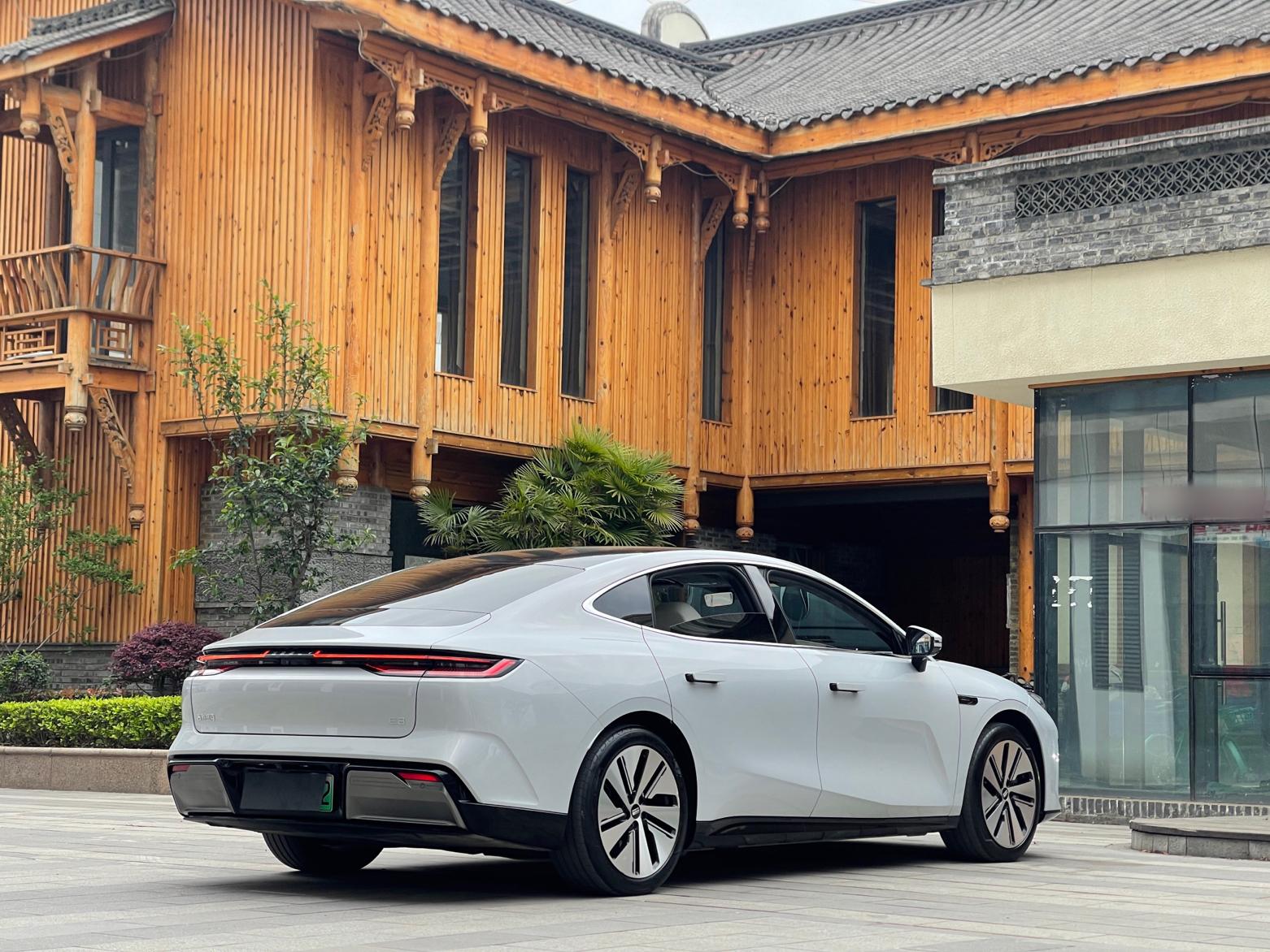 吉利银河 银河E8 2024款 665km 后驱星舰 远航版