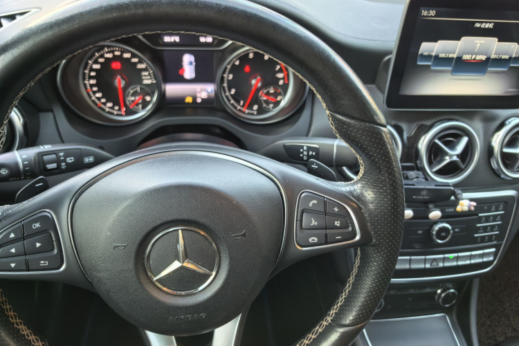 奔驰GLA 2017款 GLA 220 4MATIC 时尚型中控内饰7010