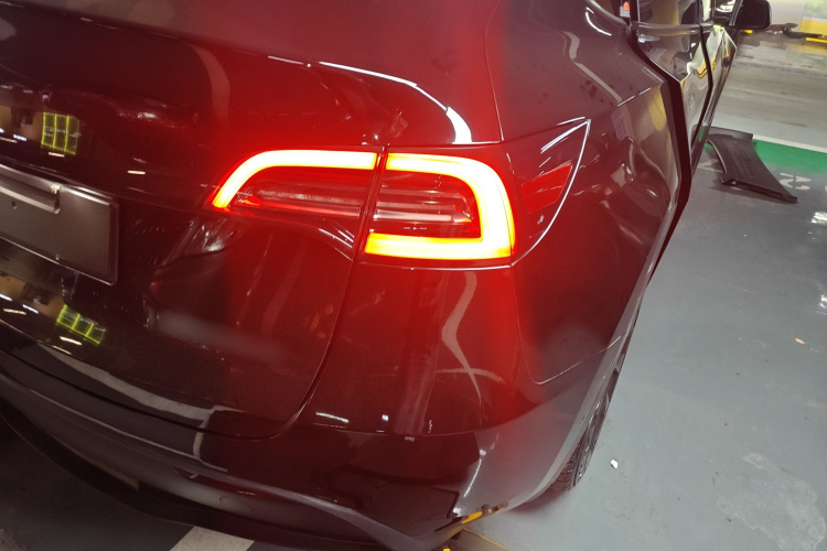 特斯拉 Model Y 2021款 标准续航后驱版车身外观9