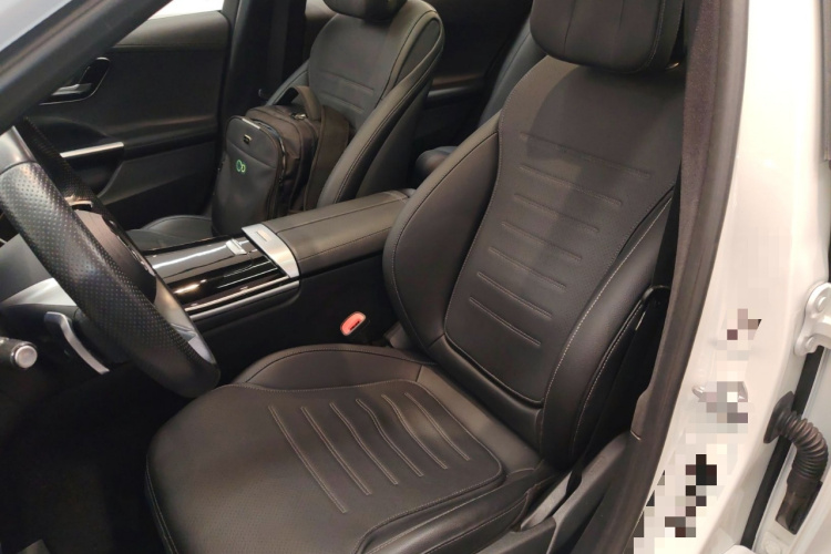 奔驰C级新能源 2023款 C 350 eL中控内饰19