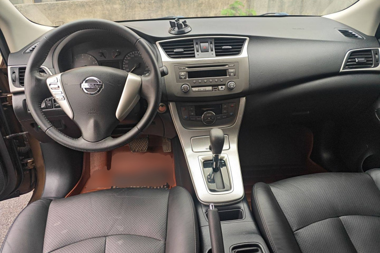 日产 轩逸 2014款 1.6XV CVT尊享版中控内饰12