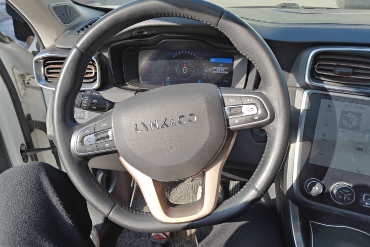 领克01 2017款 2.0T 两驱型Pro版中控内饰13