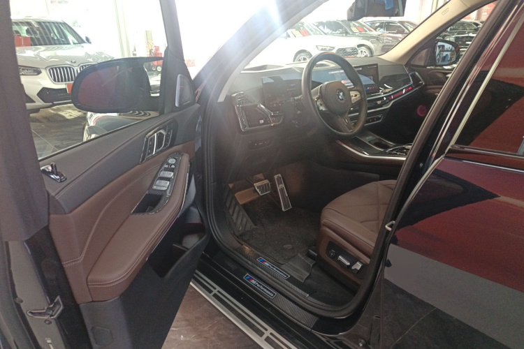 宝马X5 2023款 xDrive 30Li 尊享型M运动曜夜套装中控内饰20