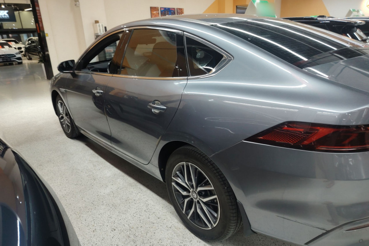 比亚迪 秦PLUS 2021款 EV 500KM 尊贵型车身外观4