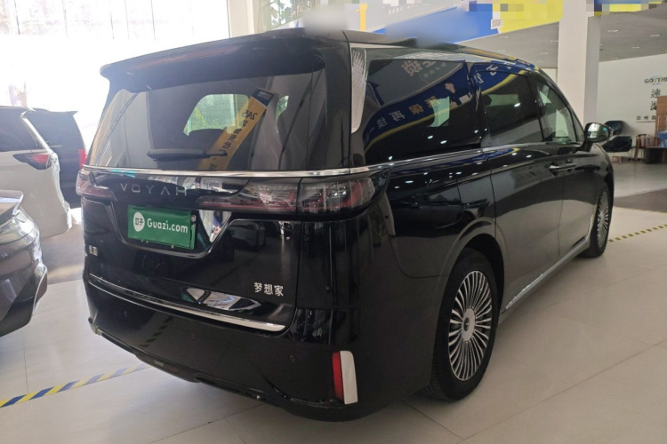 岚图汽车 岚图梦想家 2025款 PHEV 四驱尊贵鲲鹏版车身外观7