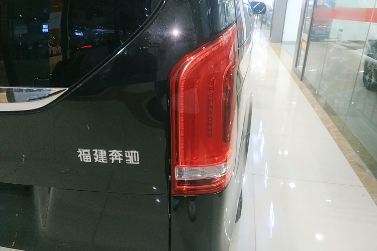奔驰V级 2022款 V 260 L 长轴距尊贵版车身外观9
