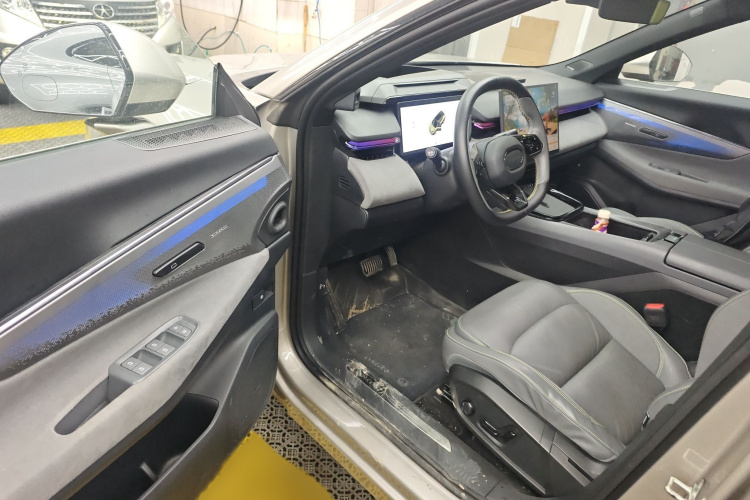 领克08 EM-P 2023款 120km 长续航Halo中控内饰7003