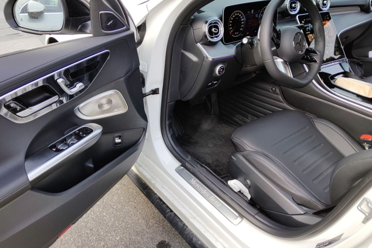 奔驰C级 2025款 改款 C 260 L 皓夜运动版中控内饰20