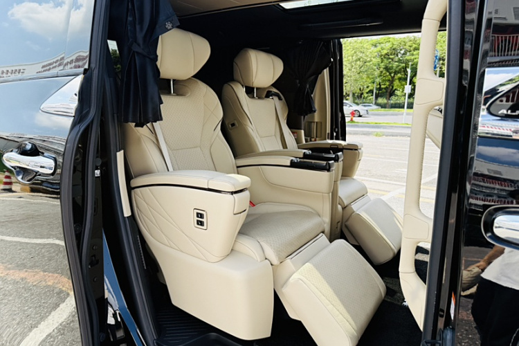 丰田 埃尔法 2024款 双擎 2.5L 尊贵版中控内饰7011