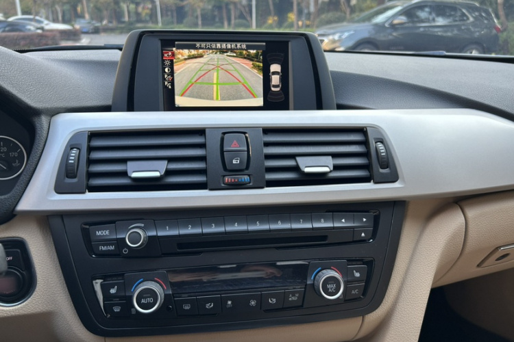 宝马3系 2015款 320i 超悦版时尚型中控内饰7005