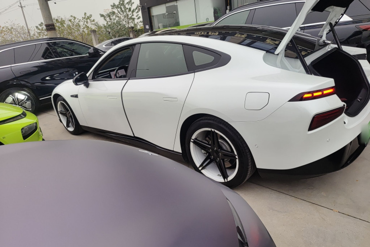 小鹏P7 2020款 670E车身外观4