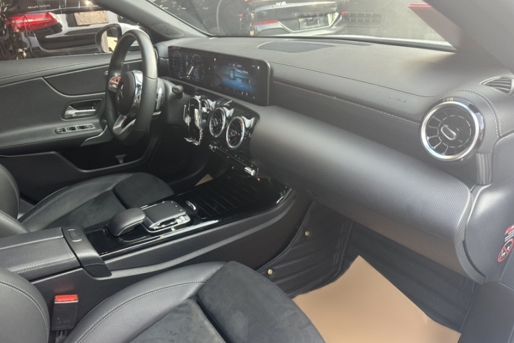 奔驰A级 2019款 改款 A 200 L 运动轿车局部细节9012