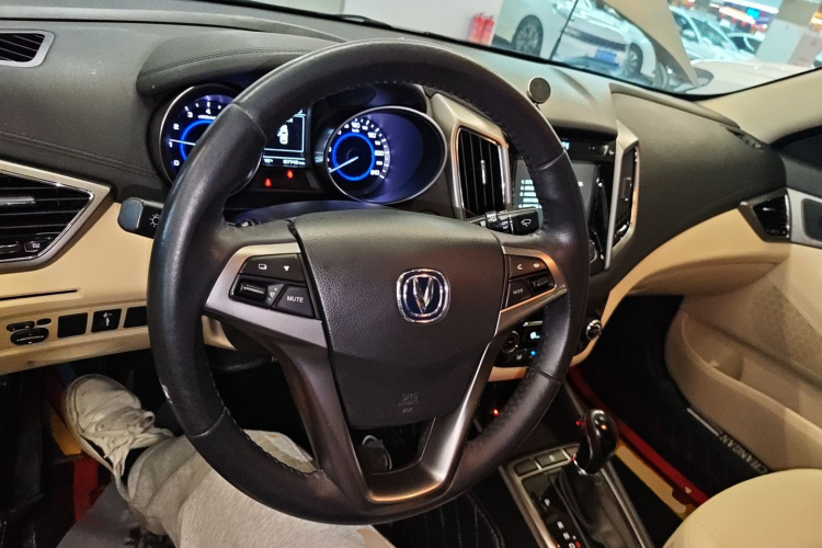 长安 逸动 2016款 1.6L 自动风尚型中控内饰12