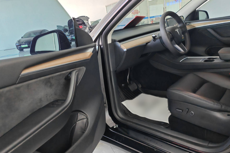特斯拉 Model Y 2022款 改款 后轮驱动版中控内饰7007