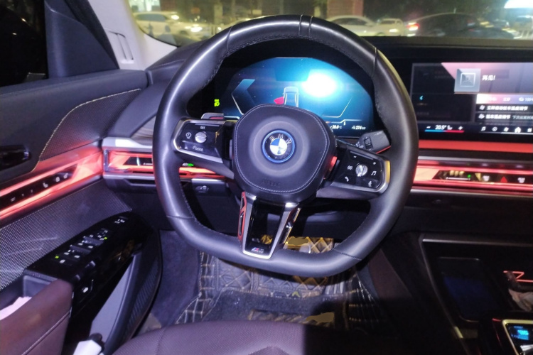 宝马i7 2023款 eDrive50L 领先M运动套装中控内饰13