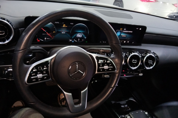 奔驰A级 2021款 改款 A 180 L 运动轿车中控内饰12