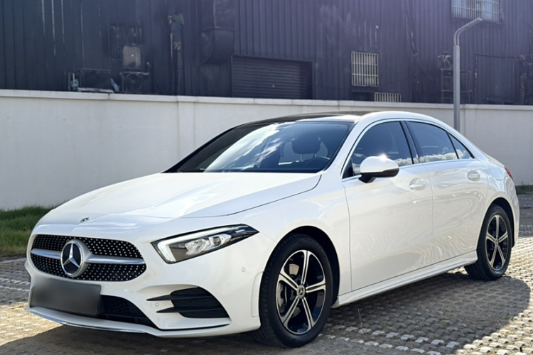 奔驰A级 2022款 改款三 A 200 L 运动轿车时尚型车身外观6005