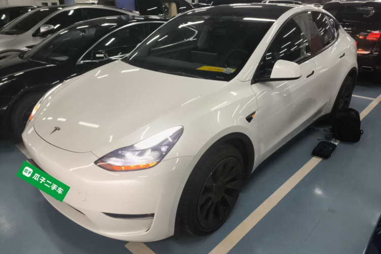 特斯拉 Model Y 2022款 长续航全轮驱动版车身外观1