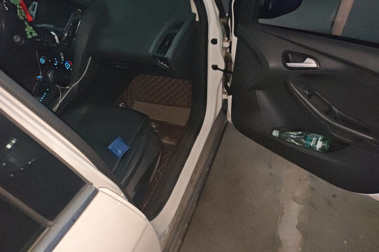 福特 福克斯 2017款 两厢 1.6L 自动舒适型智行版局部细节9005