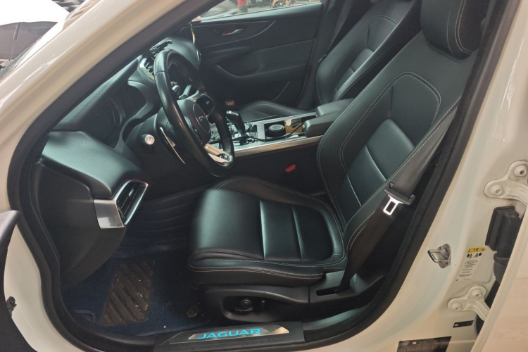 捷豹XEL 2020款 2.0T 200PS R-DYNAMIC 青春运动版中控内饰19