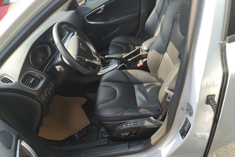 沃尔沃V40 2019款 T3 智逸版中控内饰19