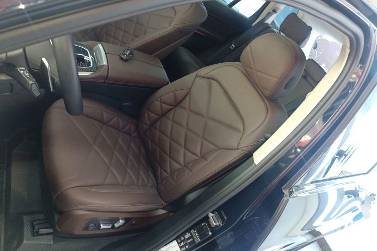 宝马X5 2023款 xDrive 30Li 尊享型M运动曜夜套装中控内饰19