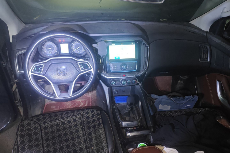 江铃 驭胜S350 2017款 2.0T 手动两驱柴油豪华天窗版5座中控内饰12