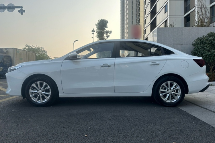 荣威i5 2023款 1.5L 手动舒享版车身外观6003