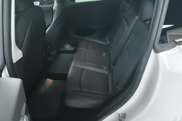 特斯拉 Model Y 2021款 长续航全轮驱动版中控内饰7004